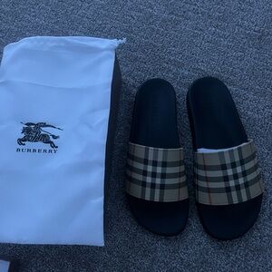 Burberry Beige Vintage Check Men’s Slide Sandals with Black Footbed